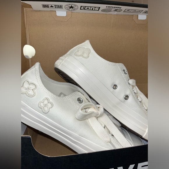 Adorable Flower low top Converse 🌸 🤍 Brand new with box!!🤍🤍 - Picture 7 of 8